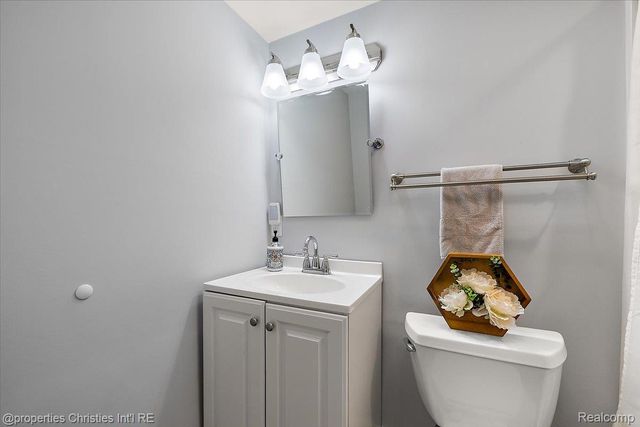 816 W Baker Avenue, Clawson, MI 48017