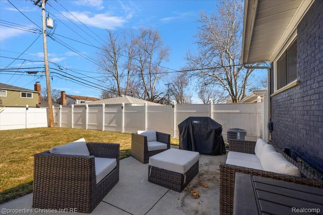 816 W Baker Avenue, Clawson, MI 48017