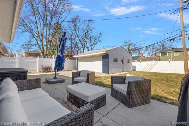 816 W Baker Avenue, Clawson, MI 48017