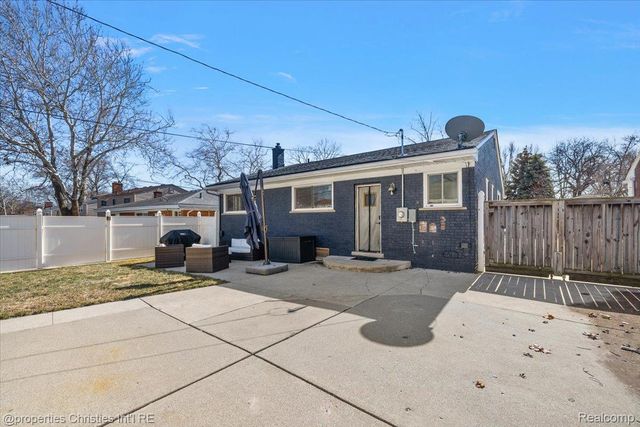 816 W Baker Avenue, Clawson, MI 48017