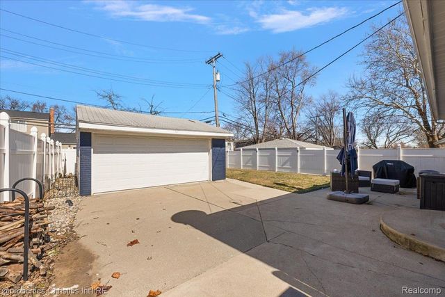 816 W Baker Avenue, Clawson, MI 48017