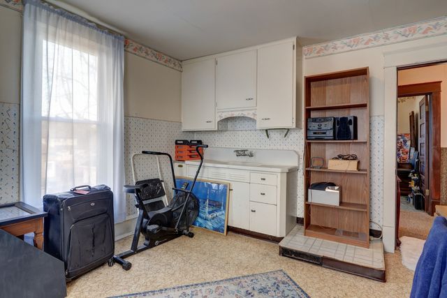 700 N 3rd Street, Clinton, IA 52732