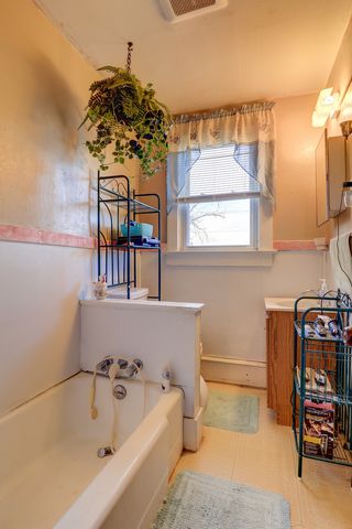 700 N 3rd Street, Clinton, IA 52732