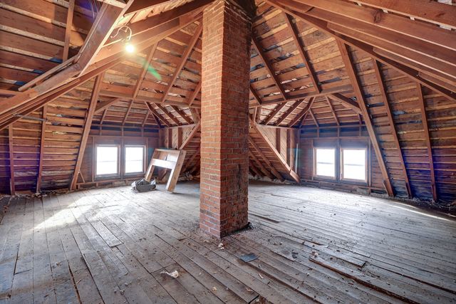 700 N 3rd Street, Clinton, IA 52732