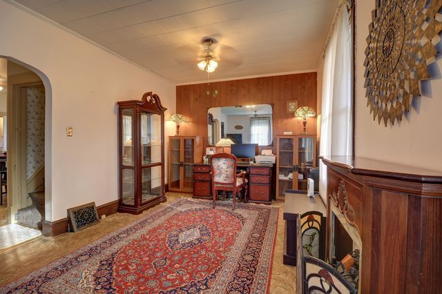 700 N 3rd Street, Clinton, IA 52732