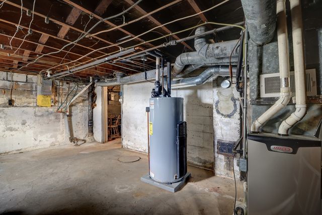 700 N 3rd Street, Clinton, IA 52732