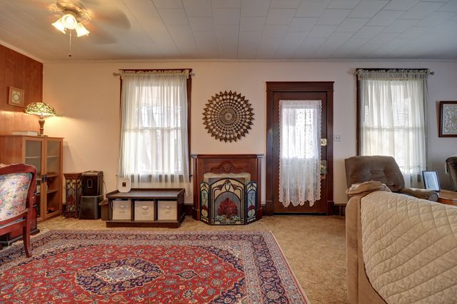 700 N 3rd Street, Clinton, IA 52732