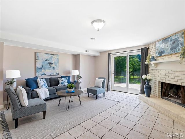1523 Shadow Lane, St Charles, MO 63303