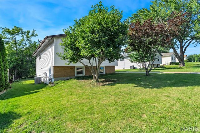 1523 Shadow Lane, St Charles, MO 63303