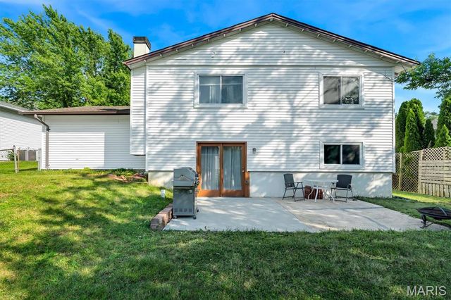 1523 Shadow Lane, St Charles, MO 63303