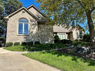 650 Plainfield Drive, White Lake, MI 48386