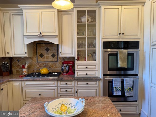 221 SUMMIT AVE, Jenkintown, PA 19046