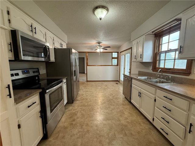 4201 NW 64th Place, Kansas City, MO 64151