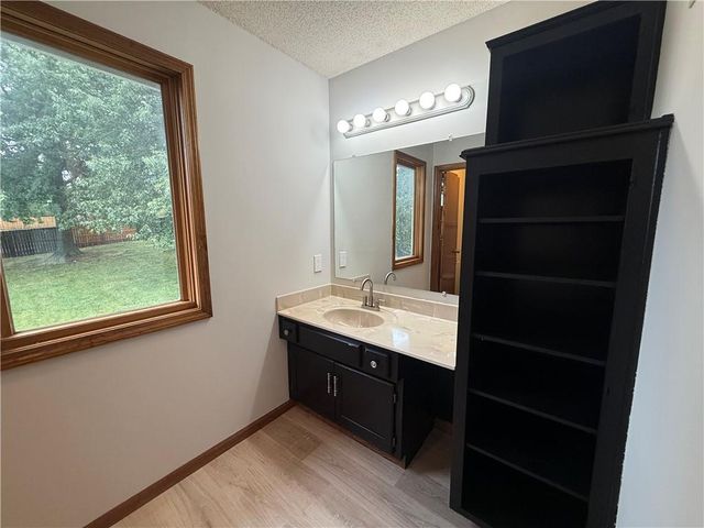 4201 NW 64th Place, Kansas City, MO 64151