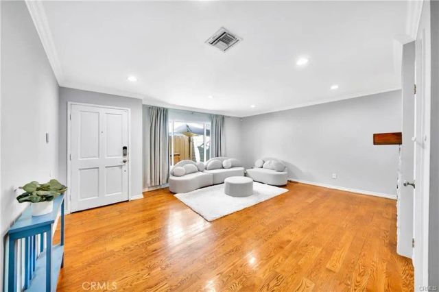18631 Collins 10, Tarzana, CA 91356