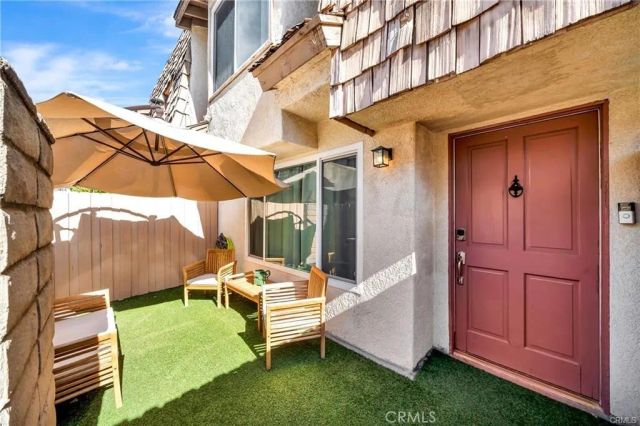 18631 Collins 10, Tarzana, CA 91356
