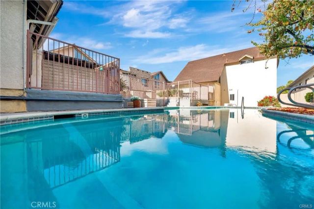 18631 Collins 10, Tarzana, CA 91356