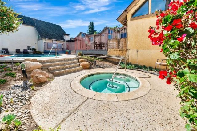 18631 Collins 10, Tarzana, CA 91356