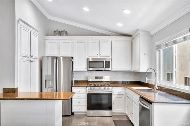 18631 Collins 10, Tarzana, CA 91356