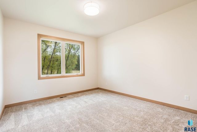 1100 N Scots Pine Dr Drive, Sioux Falls, SD 57110