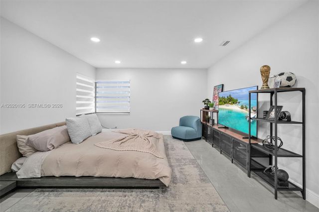 136 Greens Rd, Hollywood, FL 33021