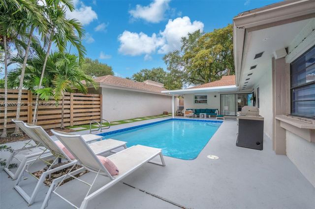 136 Greens Rd, Hollywood, FL 33021