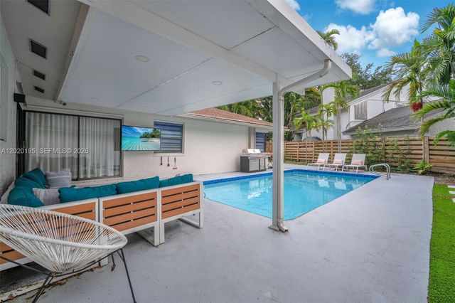 136 Greens Rd, Hollywood, FL 33021