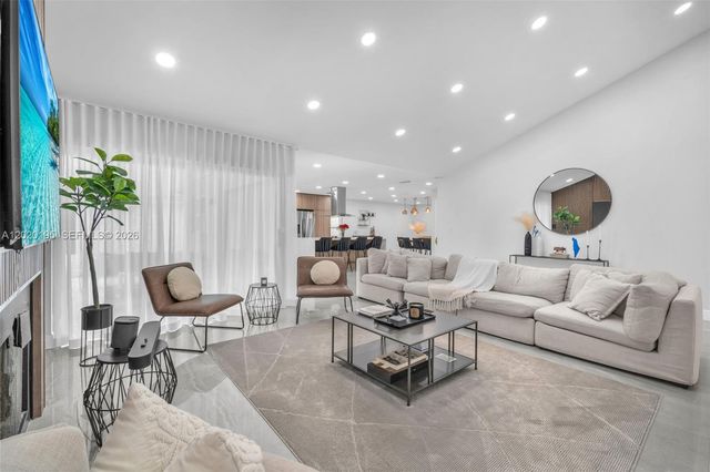 136 Greens Rd, Hollywood, FL 33021