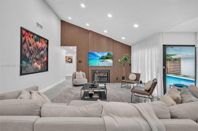 136 Greens Rd, Hollywood, FL 33021