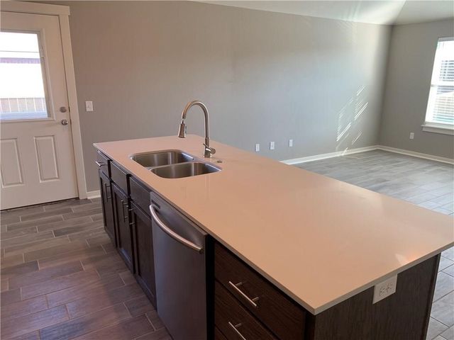 702 W Weymouth Court B, Siloam Springs, AR 72761