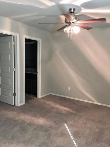 702 W Weymouth Court B, Siloam Springs, AR 72761