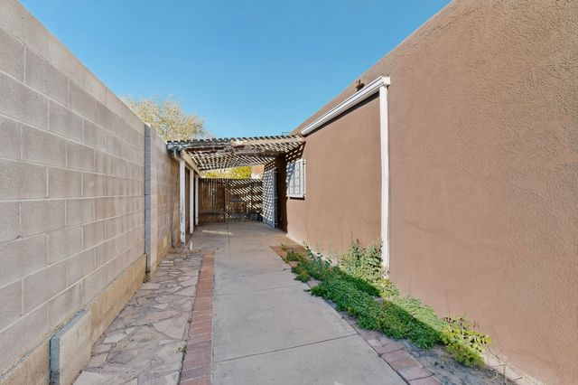 6814 Ivy Place SW, Albuquerque, NM 87121