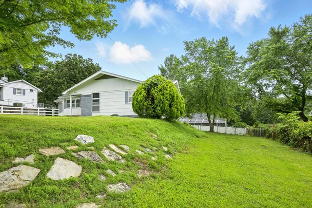 711 West South Street, Neosho, MO 64850