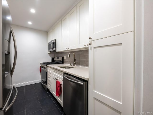 25 Park Place 2C, Great Neck, NY 11021