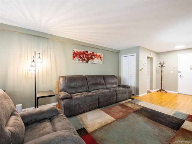 25 Park Place 2C, Great Neck, NY 11021