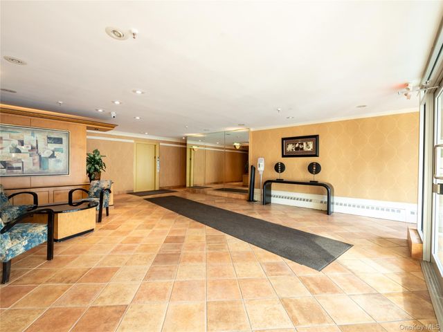 25 Park Place 2C, Great Neck, NY 11021