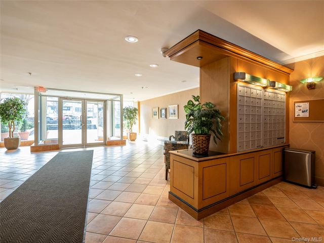 25 Park Place 2C, Great Neck, NY 11021