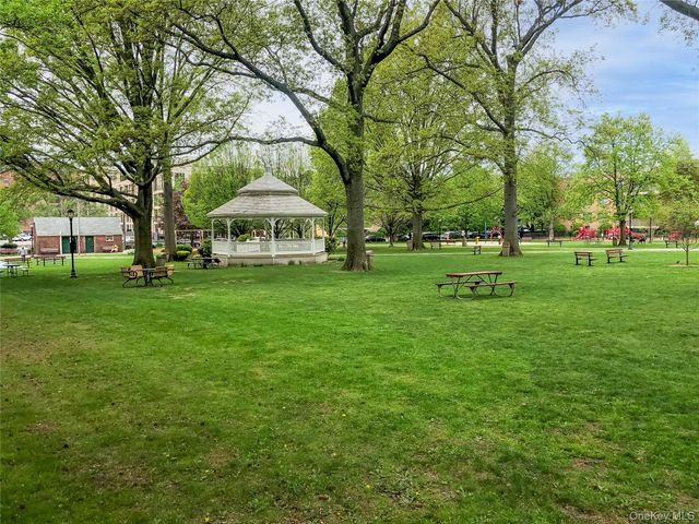 25 Park Place 2C, Great Neck, NY 11021