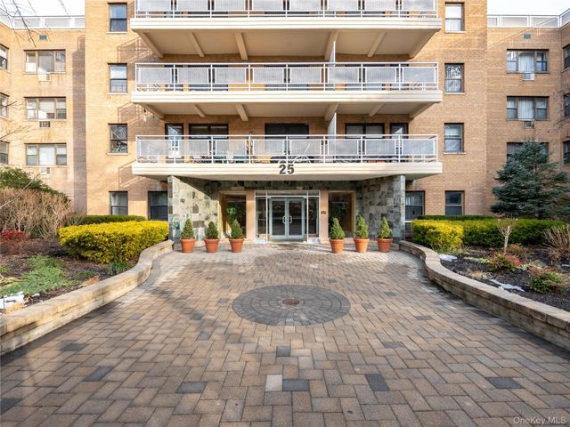 25 Park Place 2C, Great Neck, NY 11021