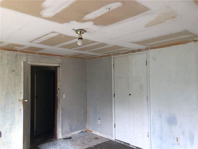 2913 NE Russell Road, Kansas City, MO 64117