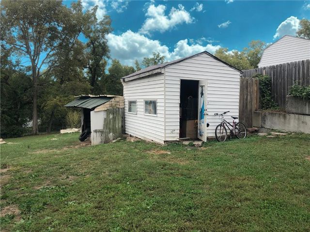 2913 NE Russell Road, Kansas City, MO 64117