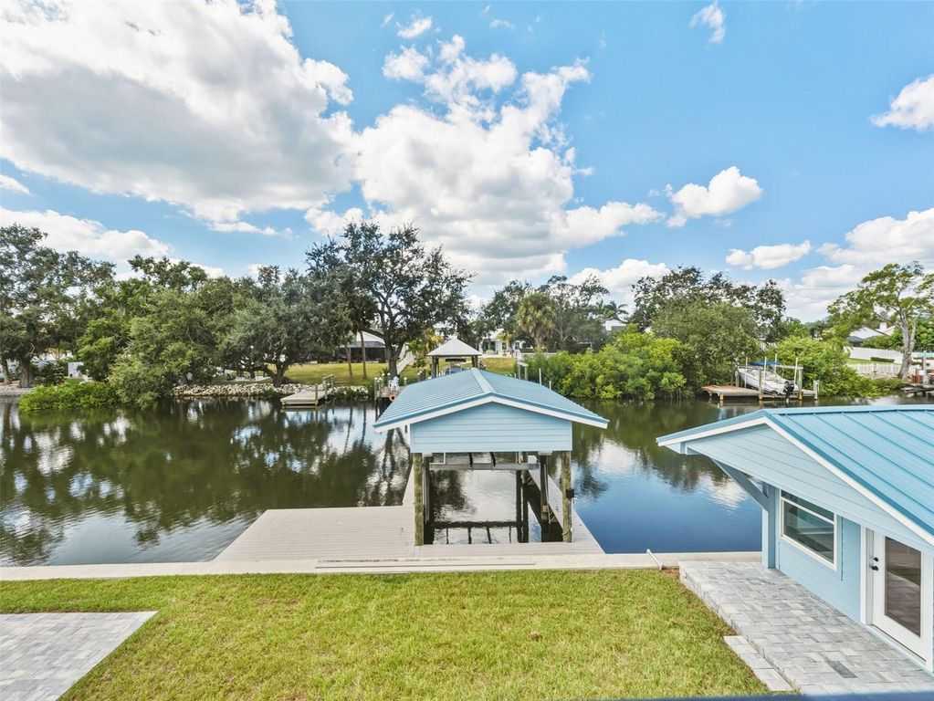 Image 30 of property listing at 8717 DRIFTWOOD DRIVE, Tampa, FL 33615