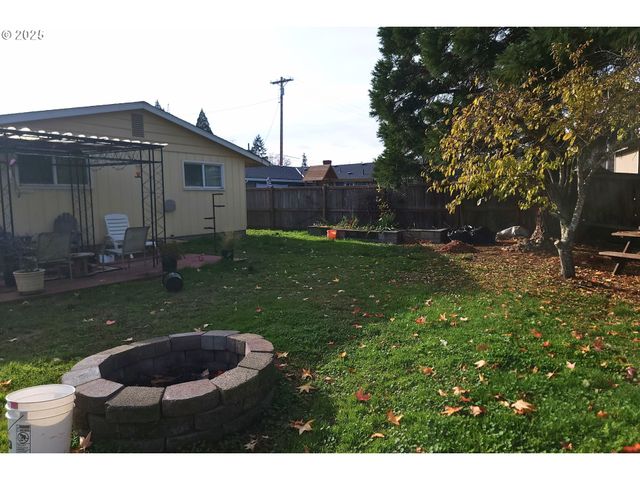 75 W MAIN St, Lowell, OR 97452