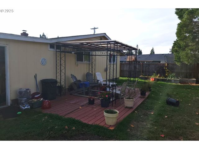 75 W MAIN St, Lowell, OR 97452