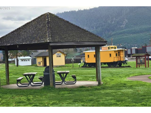 75 W MAIN St, Lowell, OR 97452