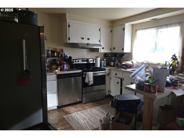 75 W MAIN St, Lowell, OR 97452