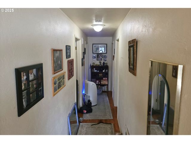 75 W MAIN St, Lowell, OR 97452