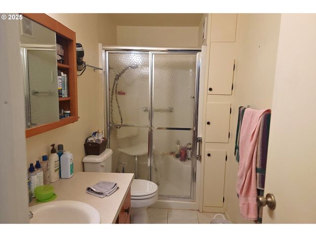 75 W MAIN St, Lowell, OR 97452