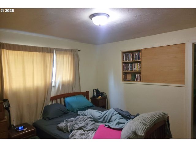 75 W MAIN St, Lowell, OR 97452