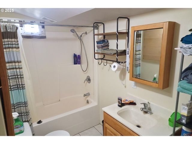 75 W MAIN St, Lowell, OR 97452